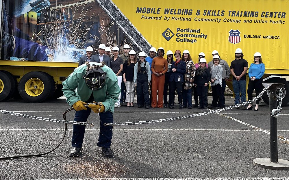 Mobile welding center chain cutting